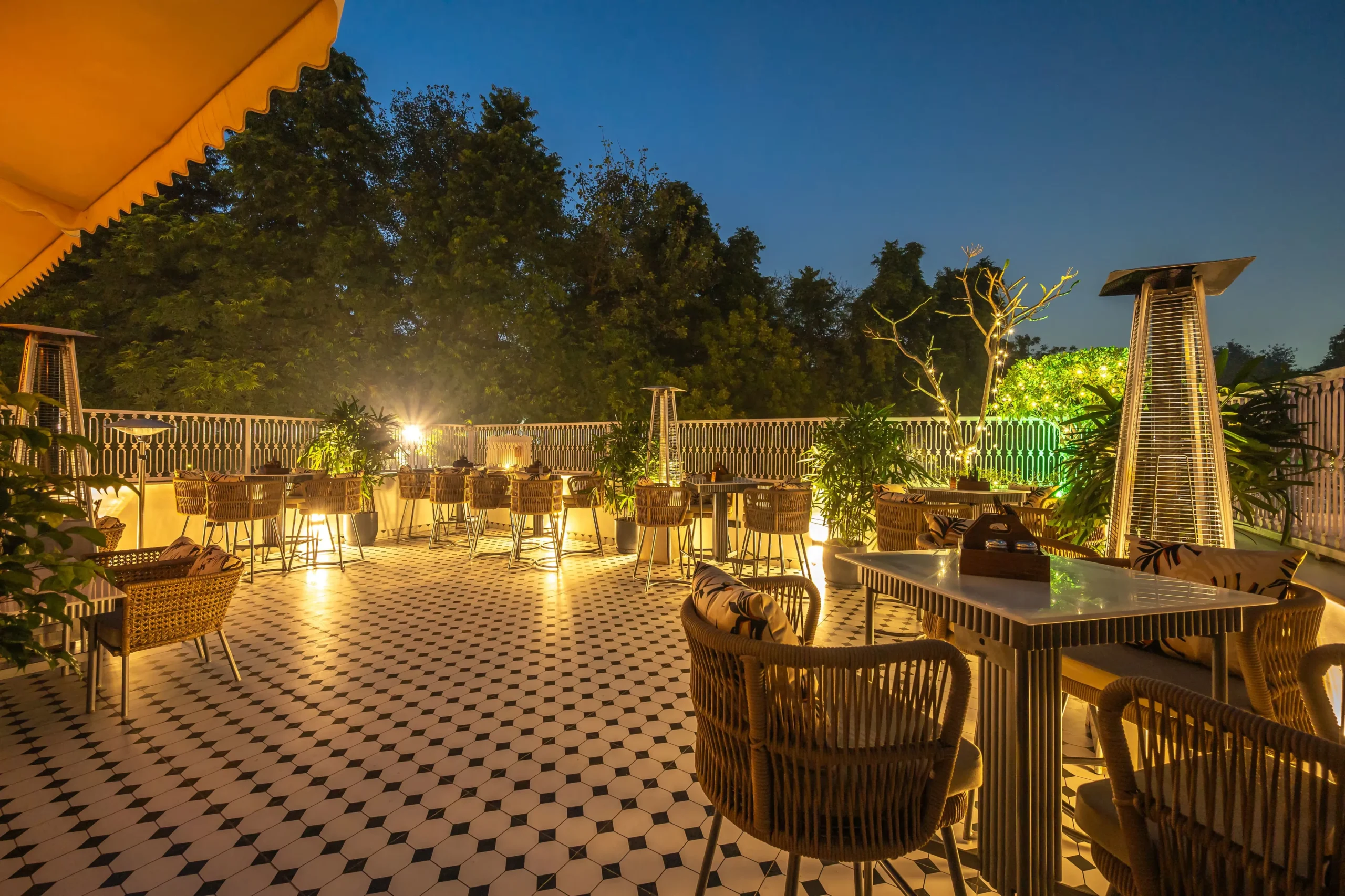 Restaurant ambience 2