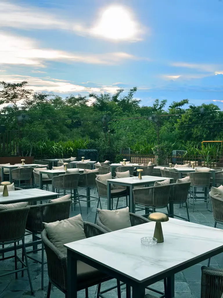 Restaurant ambience 4