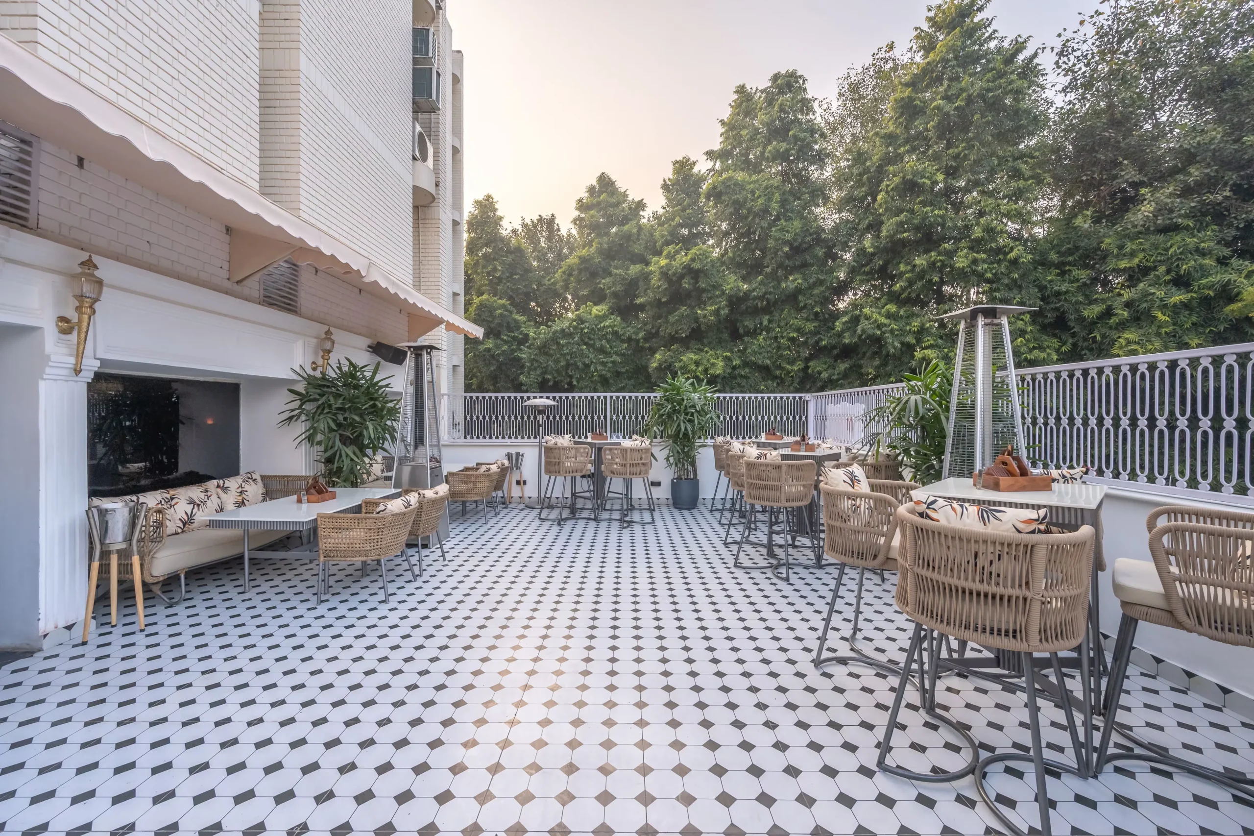 Restaurant ambience 3