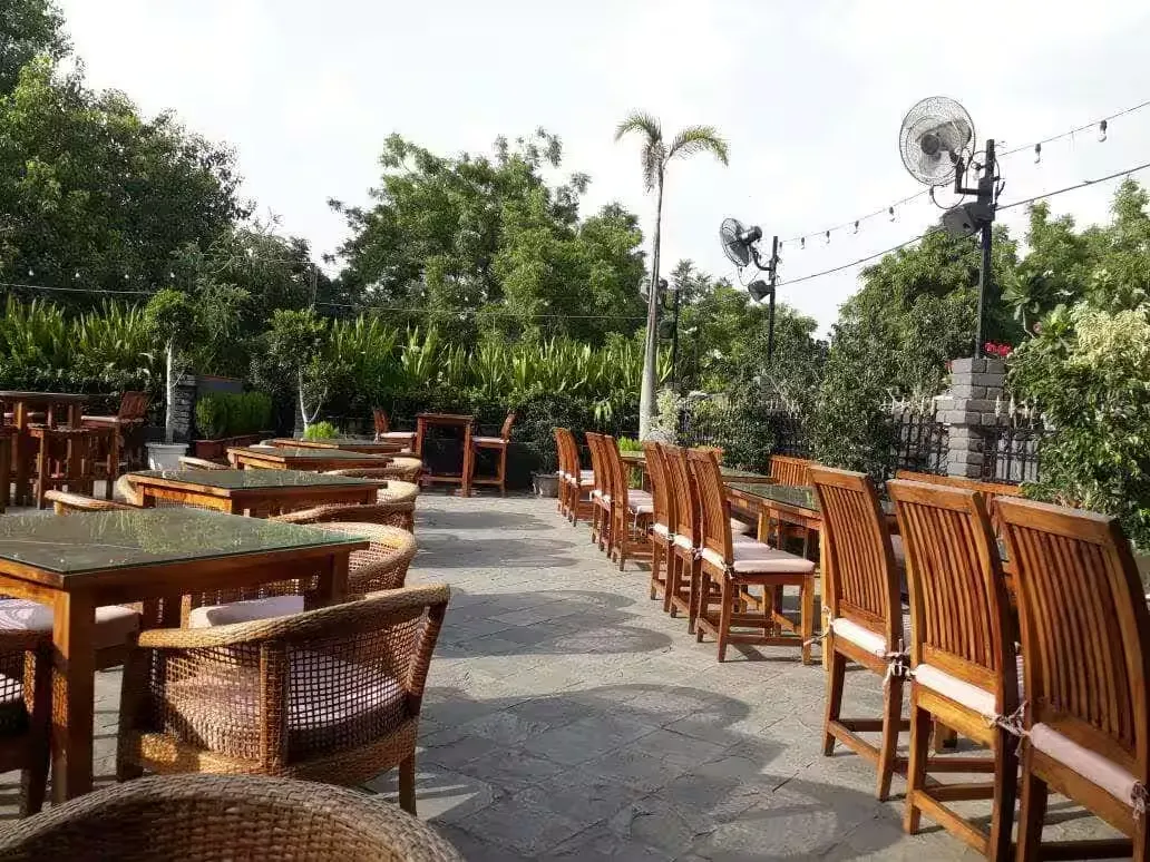 Restaurant ambience 3